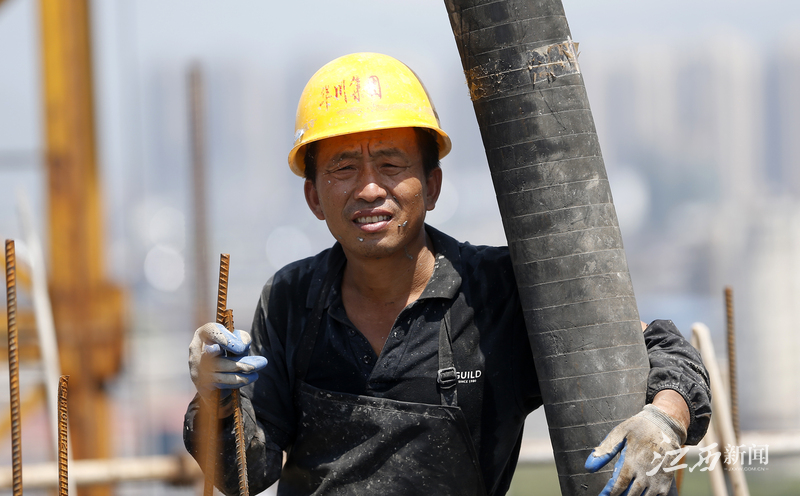 高温下的建筑工人汗水筑起城市高度