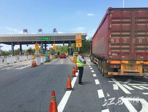 我省30个高速收费站昨启用称重检测
