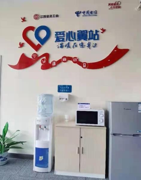 (图片2:"爱心翼站"有不少便民设施)