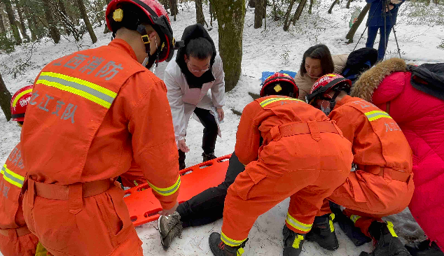 游客庐山赏雪不慎摔伤