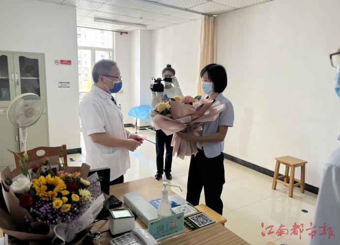 定南县卫健委定南县领导蓝启玉慰问2022年优秀医师代表