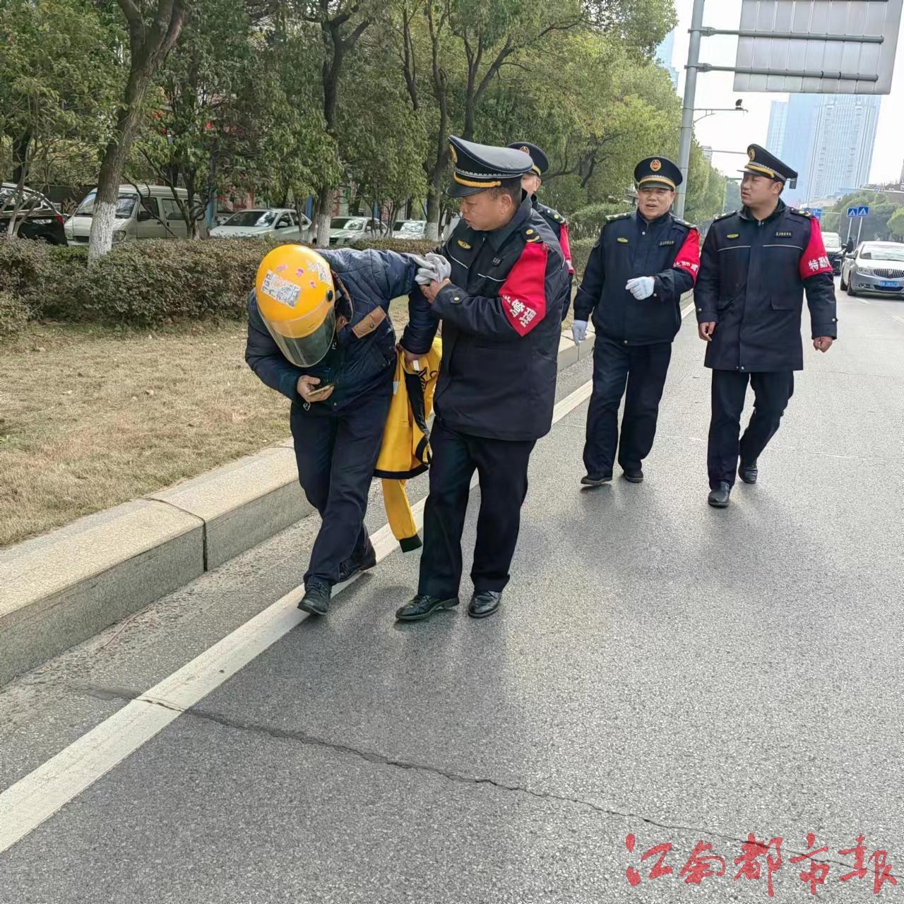 26℃丨男子倒地昏迷城管队员迅速施救-三湘都市报