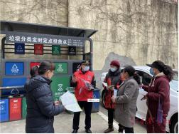 向居民宣讲垃圾分类知识.png
